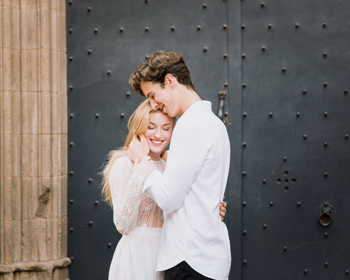 Styled Shoot in Barcelona mit inner Paaraufnahme