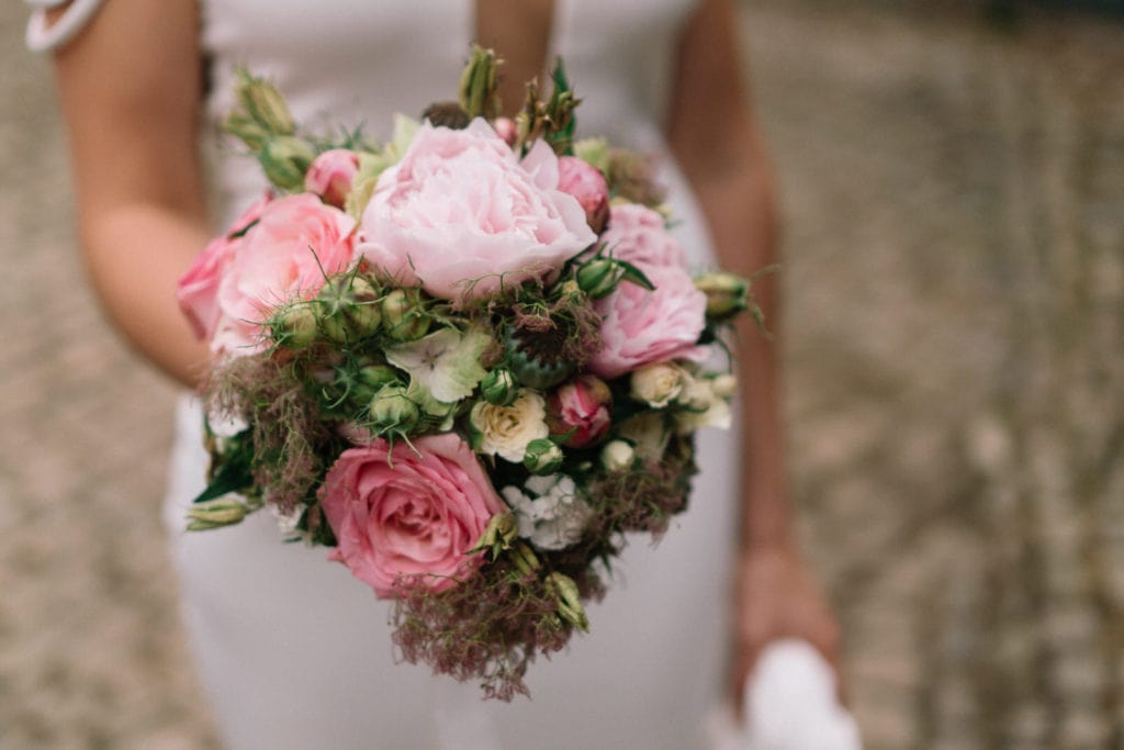 Wilder Brautstrauß mit softem Rosé-Ton und großen, offenen Rosenblüten. Perfekter Brautstrauß für eine Vintagehochzeit.