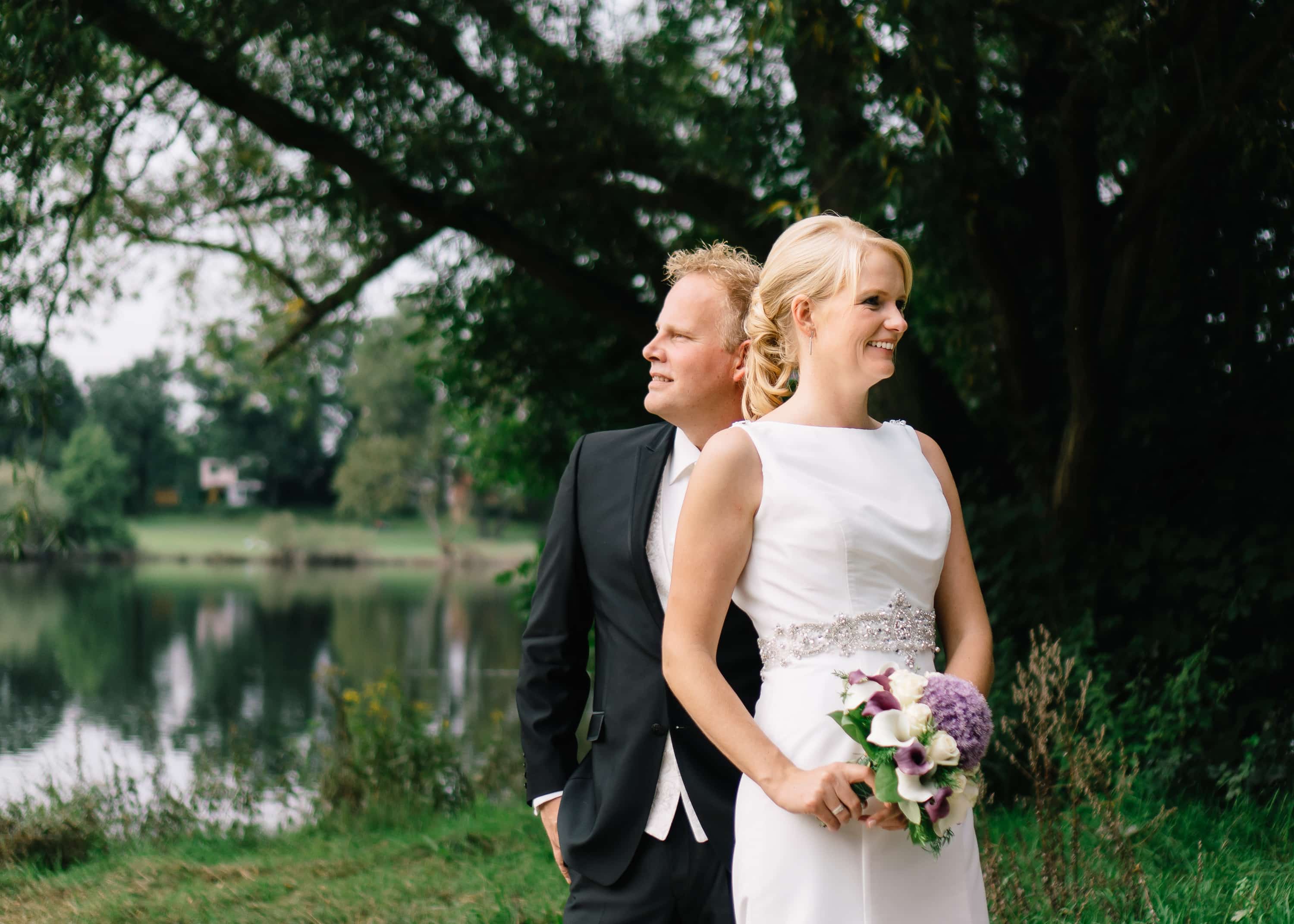 Hochzeitsfotografie am See in Braunschweig, das Brautpaar sieht in die Ferne