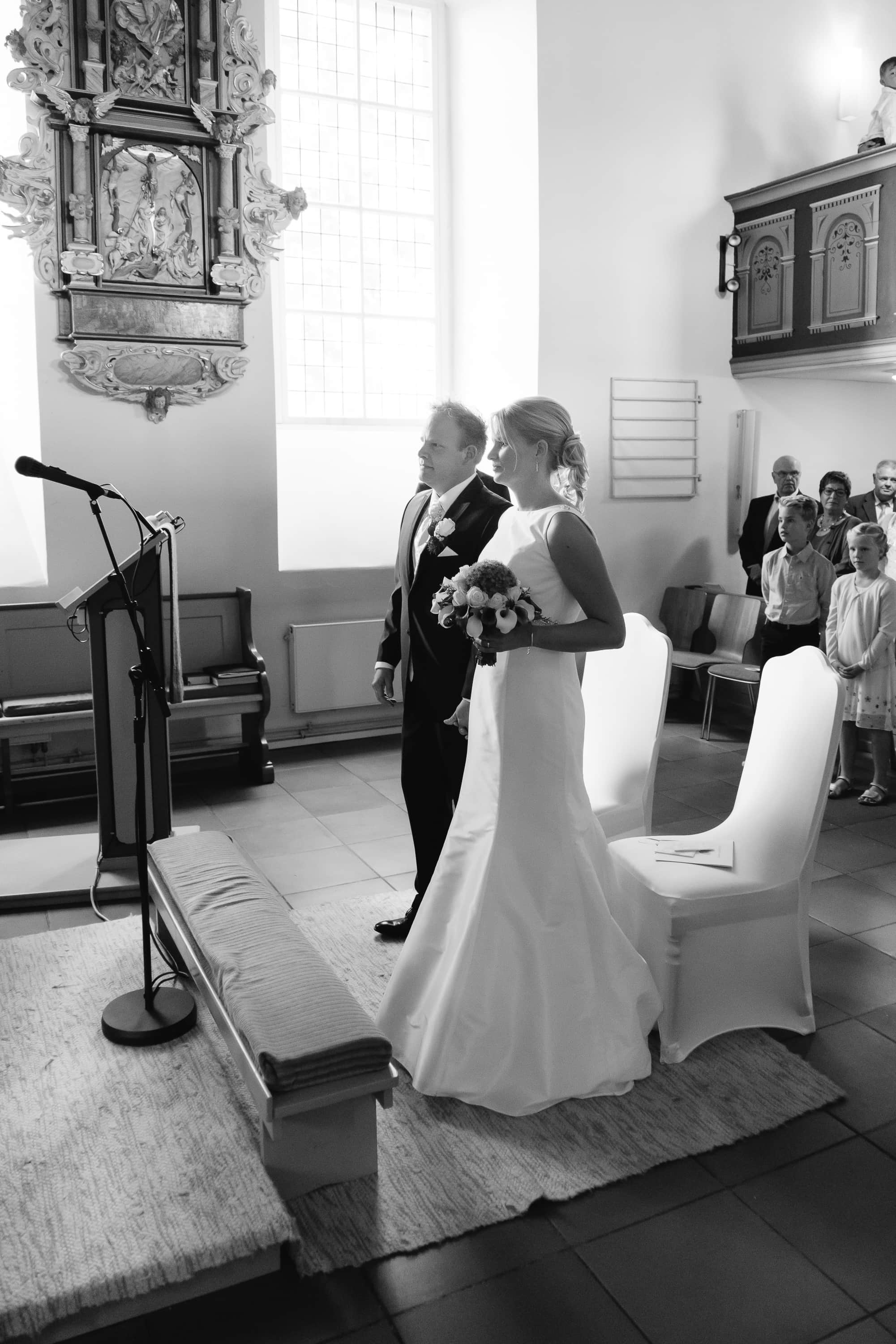 Hochzeitsfotografie in schwarzweiß zur kirchlichen Trauung