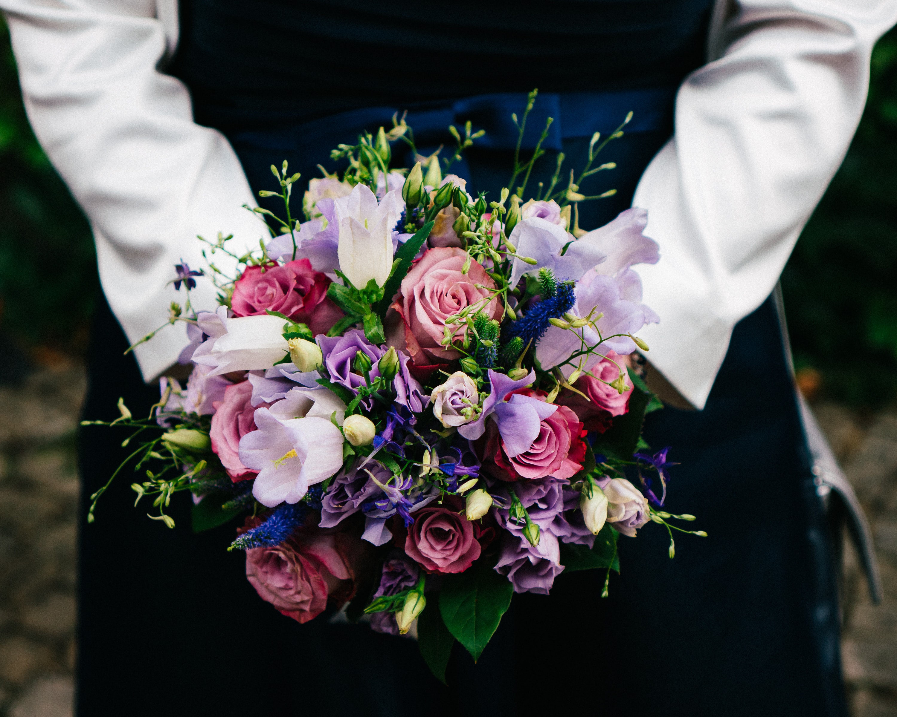 Weiß, pink und violetter Brautstrauß als Hochzeitsinspiration.