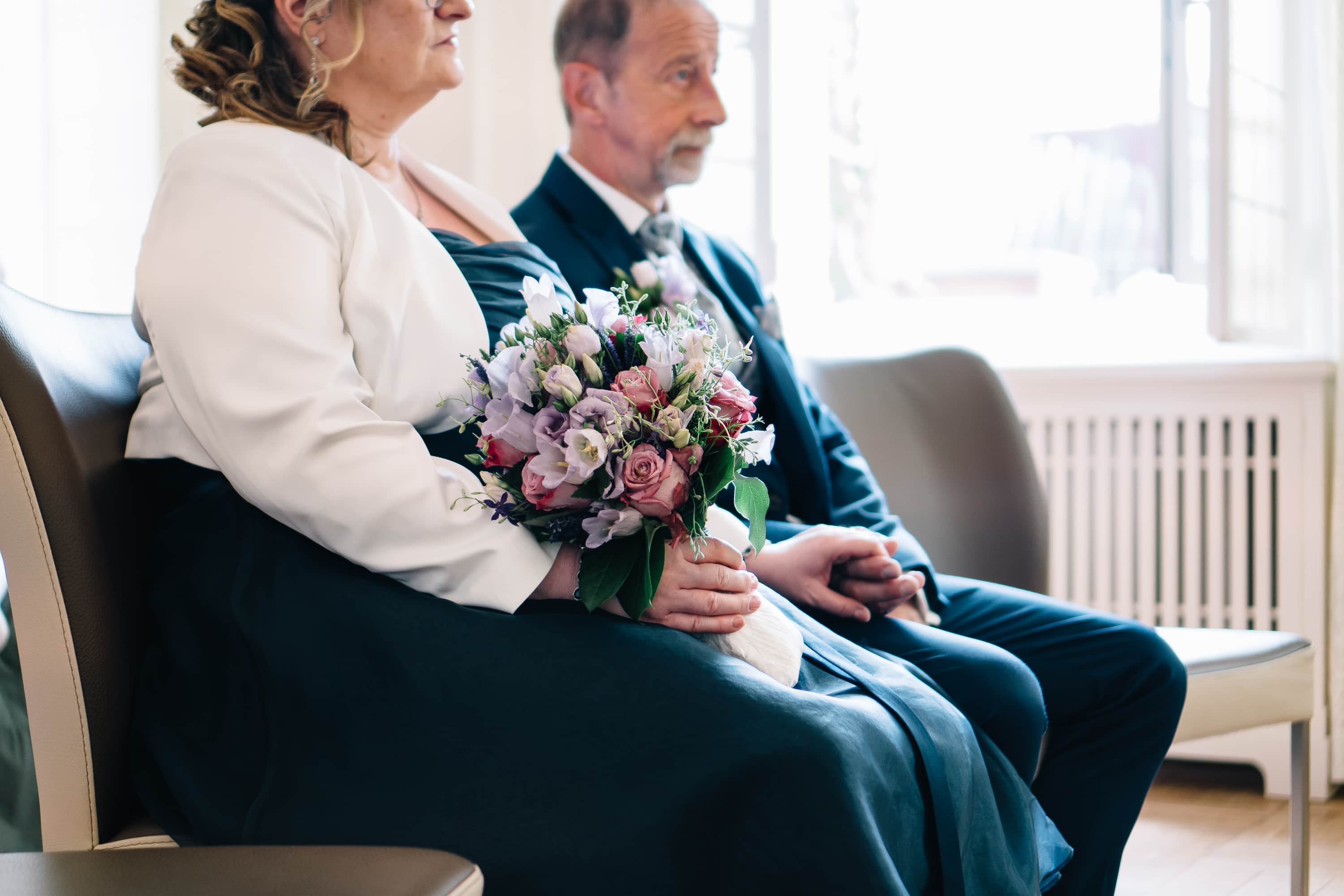 Der magenta-lavendel-farbene Brautstrauß während der standesamtlichen Trauung in Spandau