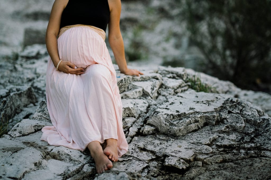 Schwangerschaftsshooting am Lago Maggiore: Detailaufnahme des Babybauches